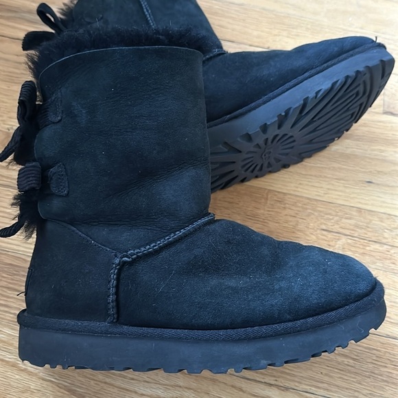 Ugg sz 6 black Bailey boot Sherpa w/ two corduroy bows good pre owned condition - Picture 5 of 8